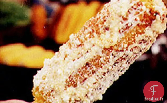 Maïs Grillé Au Charbon De Bois En Épi Avec Mayonnaise, Fromage Et C