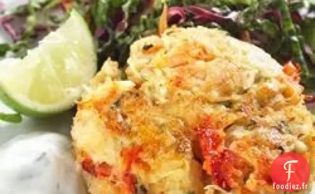 Gâteaux de Crabe avec Salade de Chou et Sauce au Yaourt à l'Aneth et au Citron Vert