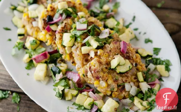 Gâteaux À La Coriandre De Maïs Avec Salsa De Courgettes Rôties