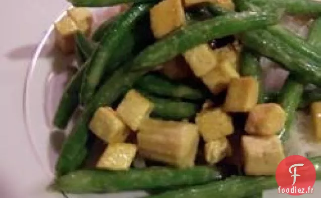 Tofu au Curry de Noix de Coco avec Haricots Verts et Riz à la Noix de Coco