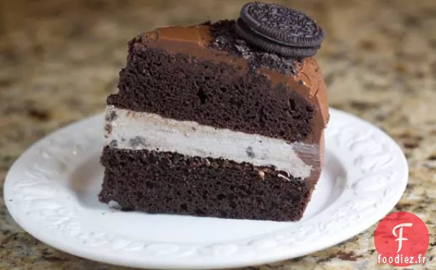 Gâteau De Trifecta Au Chocolat Fourré à La Mousse Oreo Utilisant Un Mélange De Boss À Gâteau