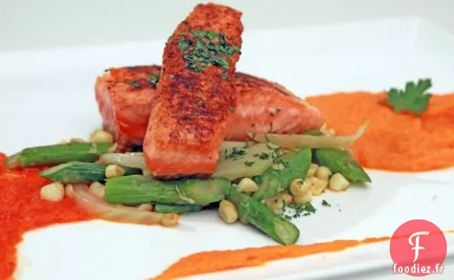 Saumon Poêlé au Paprika avec Purée Carotte-Gingembre et Coulis de Poivron Rouge