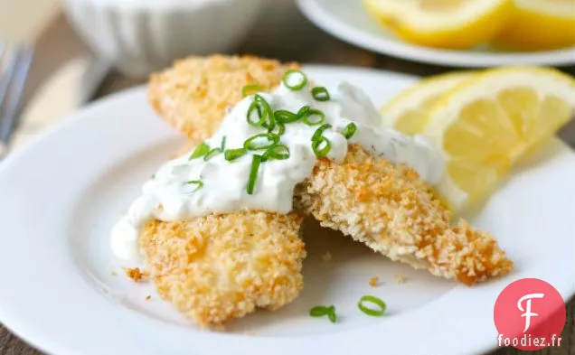 Bâtonnets De Poisson Croquants Au Four Avec Sauce Au Concombre Et À L'Aneth