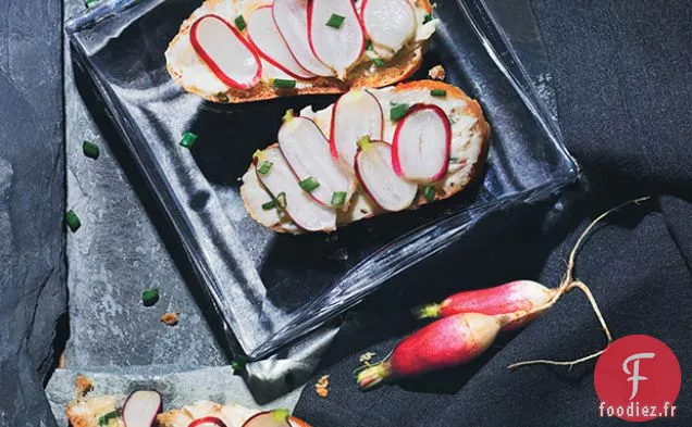 Baguette Coupée En Tranches Avec Radis Et Beurre D'Anchois