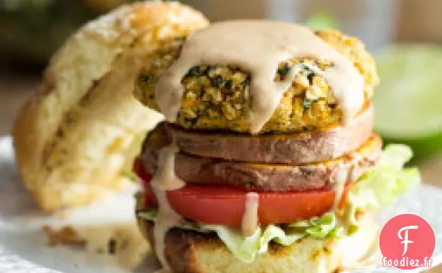 Hamburgers Végétariens à la Patate Douce Thaïlandaise avec Sauce Épicée aux Arachides