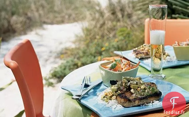 Côtelettes de Porc grillées avec Salsa Tomatillo, Maïs et Avocat