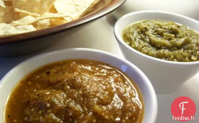 Chipotle Fumé Avec Tomatillos Rôtis à la Poêle Et Jalapeno Rôti