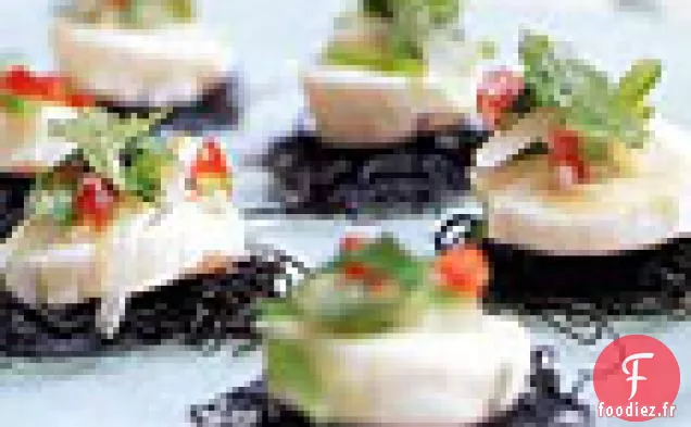 Ceviche de Pétoncles sur Gâteaux de Pâtes Noires avec Salsa à la Coriandre