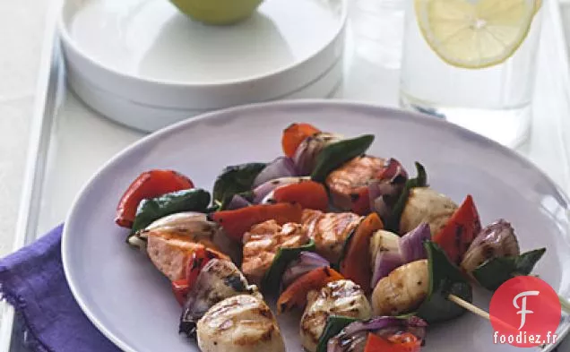 Brochettes de Saumon et de Pétoncles À la Sauce Romesco