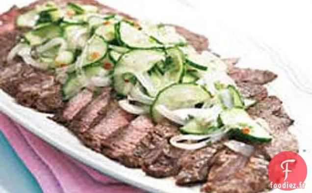 Steak de Flanc Épicé Grillé avec Salade de Concombre