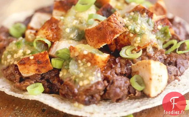 Tostadas aux Haricots Noirs et au Poulet