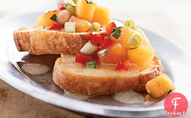 Bruschetta avec Salsa à la Pêche et Brie Fondu