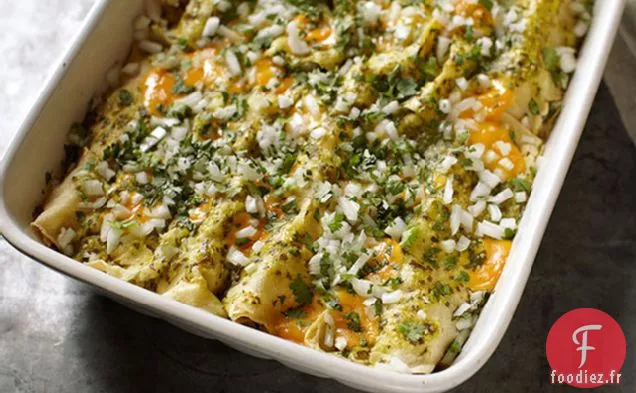 Enfourner l'Œuf Enchilada avec de la Salsa Verte fraîche