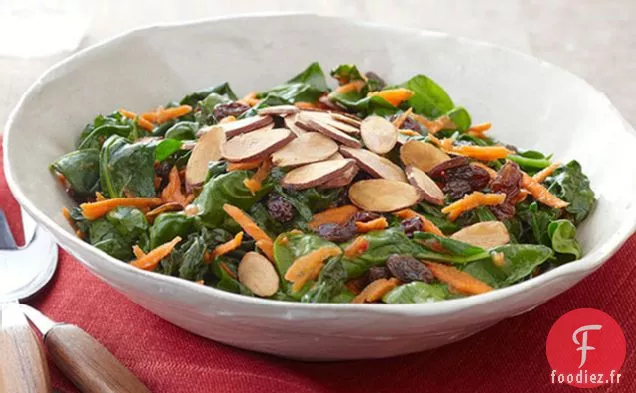 Épinards Sautés aux Carottes, Raisins Secs et Amandes