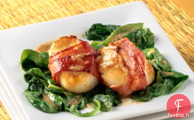 Pétoncles Enveloppés de Bacon et de Dinde aux Épinards flétris