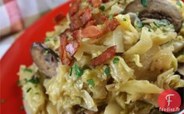 Chou Frit du Sud avec du Bacon, des Champignons et des Oignons