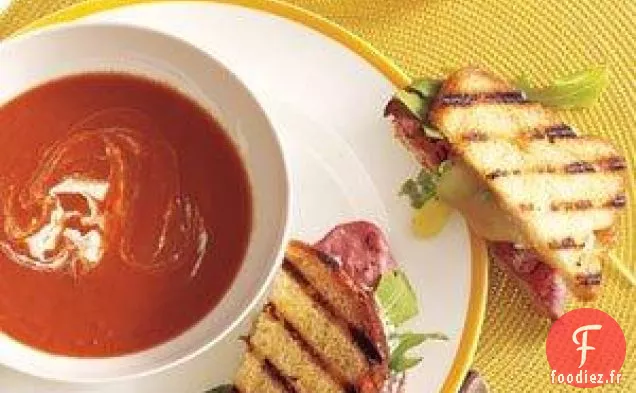 Soupe De Tomates Au Rôti De Bœuf, Cheddar Et Panini Au Raifort