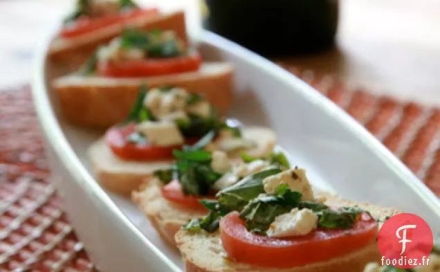 Crostini À La Tomate, Aux Herbes Fraîches Et À La Feta