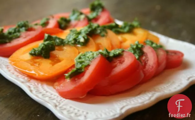 Tomates Fraîches Avec Un Filet De Basilic