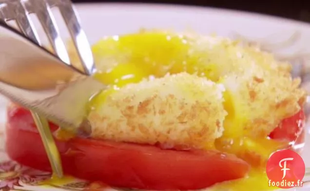 Œuf Poché Frit Sur Une Tomate Ancienne