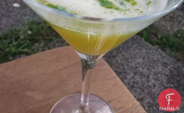 Tomate Héritage Jaune De Lily Dans Un Verre