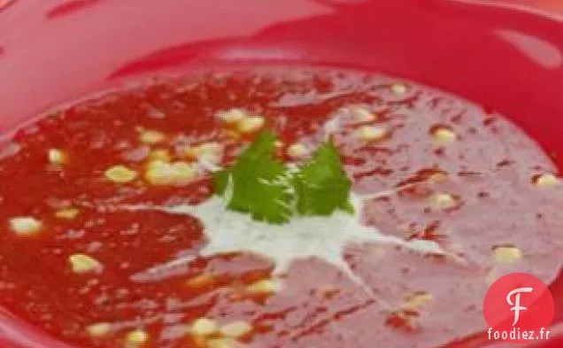 Soupe De Tomates Réfrigérée Avec Tourbillon De Coriandre Et de yogourt