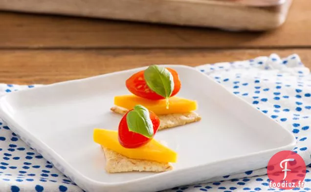 canapés aux tomates et au fromage