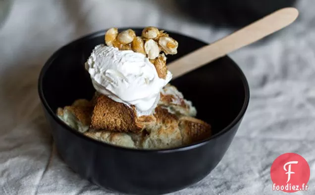 Pouding au Pain Dulce de Leche avec Garniture Cassante aux Arachides