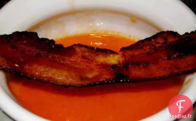 Soupe De Tomates Rôties De Diva Domestique Avec Du Bacon Coupé Épais