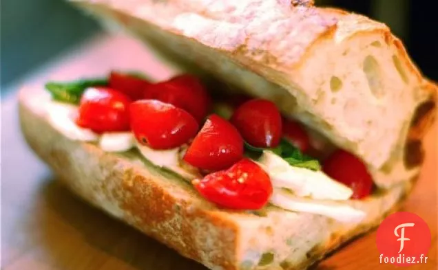 Déjeuner D'Été Sandwich Caprese Aux Tomates Balsamiques