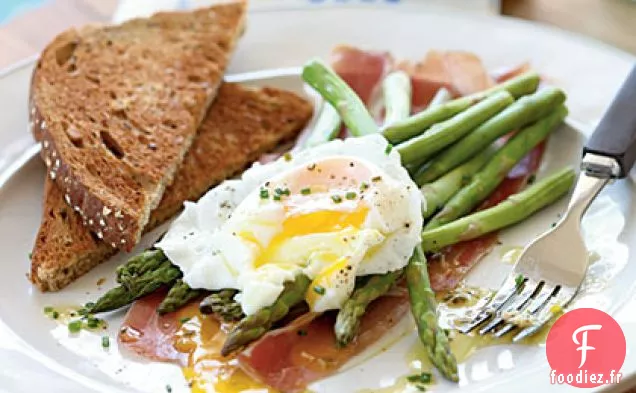 Salade d'Asperges avec Œufs Pochés Moelleux, Prosciutto et Vinaigrette Citron-Ciboulette