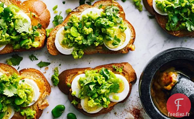 Sandwichs à la Salade de Fava et aux Œufs à Visage Ouvert