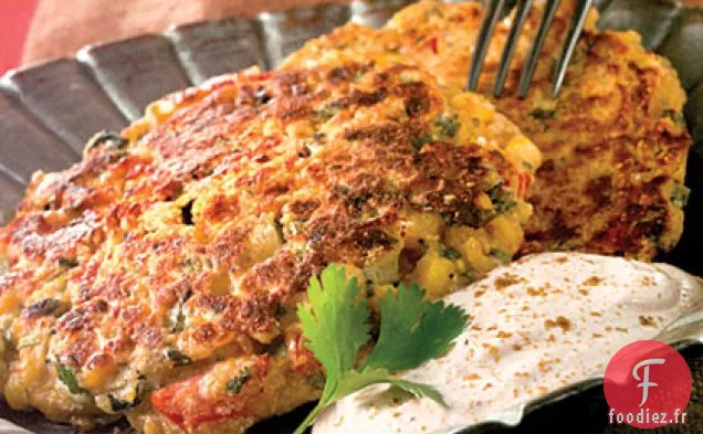 Gâteaux De Maïs Rustiques Avec Sauce Crémeuse Au Cumin
