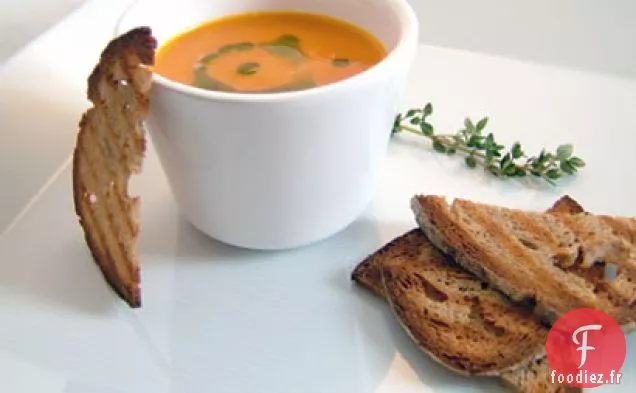 Soupe De Tomates Au Poivre D'Orange Rôti À L'Huile De Basilic Et Croustilles De Pain