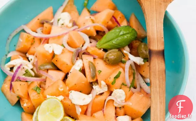 Salade De Cantaloup Au Basilic, Mozzarella Fraîche Et Oignons