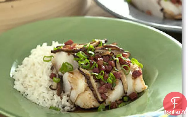 Poisson Cuit À La Vapeur Avec Jambon, Champignons, Gingembre, Ail Et Oignons Verts