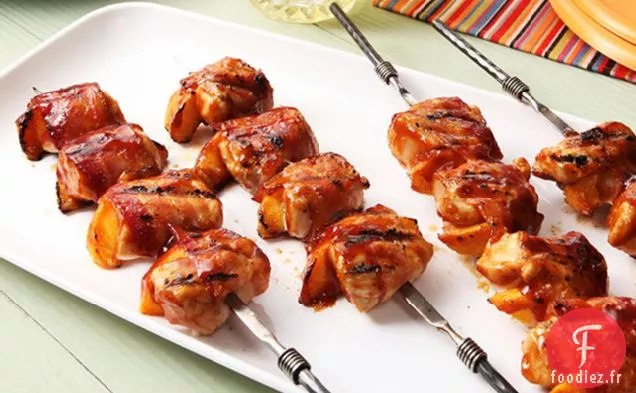 Brochettes de Poulet Barbecue et Pêche au Bacon