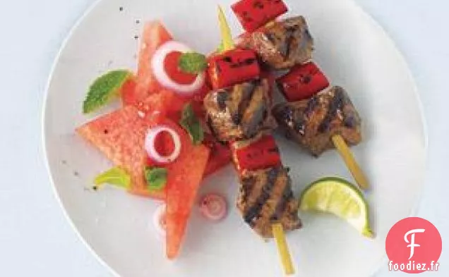 Brochettes De Boeuf Épicées Avec Salade De Pastèque