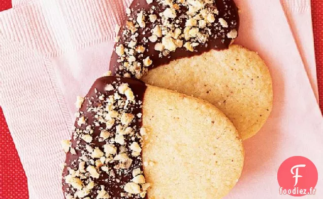 Coeurs Sablés Aux Noisettes Trempés Au Chocolat