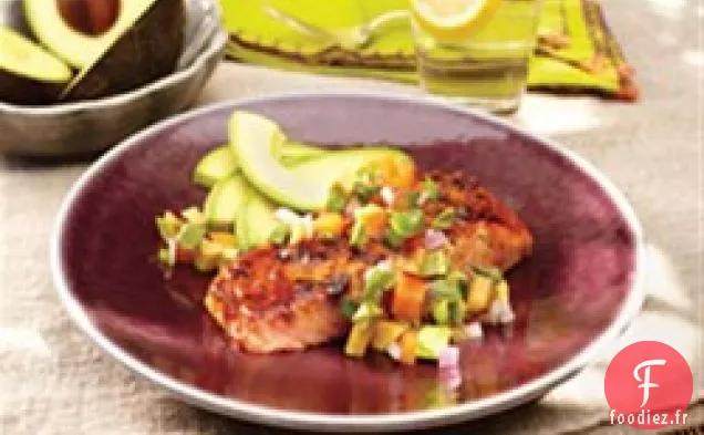 Saumon Grillé Mariné à l'Avocat et Salsa aux Fruits à Noyau