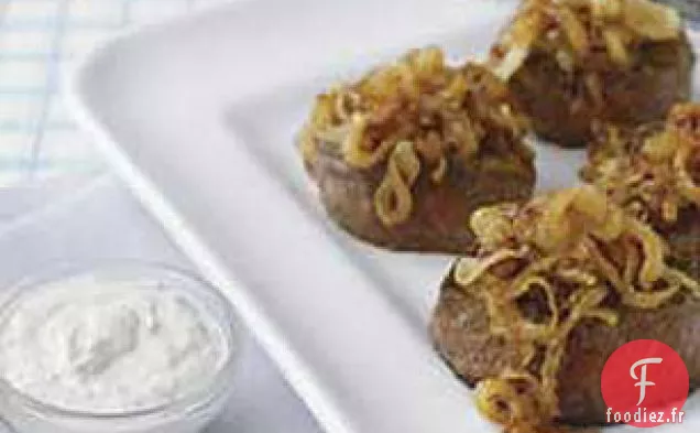 Steaks Garnis d'Oignons Caramélisés et Sauce Crémeuse au Raifort