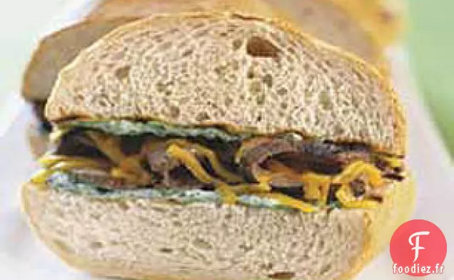 Sandwich Au Steak Et Au Fromage Avec Mayo Chimichurri
