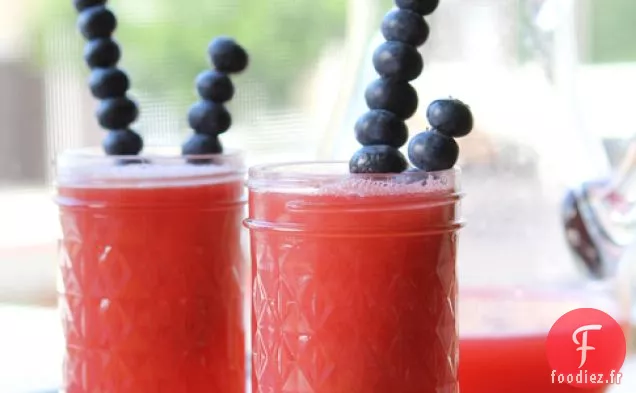 Limonade À La Pastèque Et À La Menthe Avec Brochettes De Myrtilles