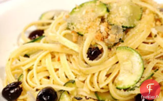 Linguine Aux Courgettes, Ail, Olives Noires Et Pain Grillé