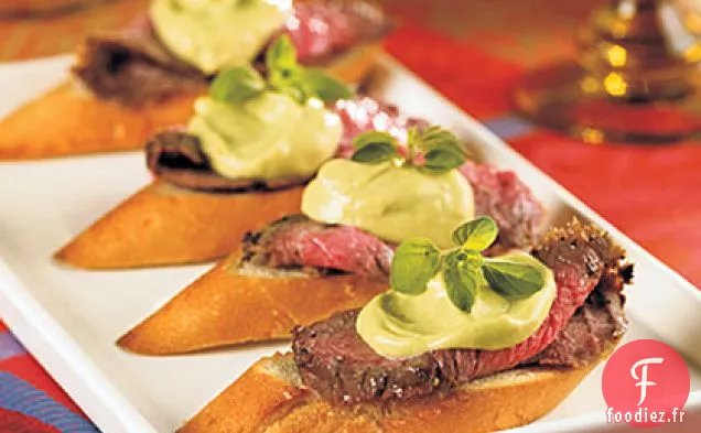 Crostini de Steak à la Mayonnaise Avocat-Raifort