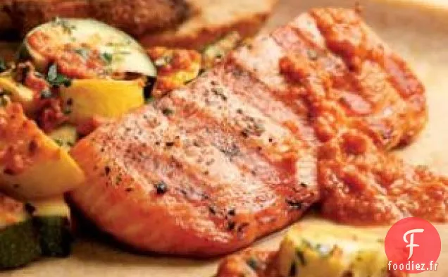 Saumon Grillé Et Courgettes Avec Sauce Au Poivron Rouge