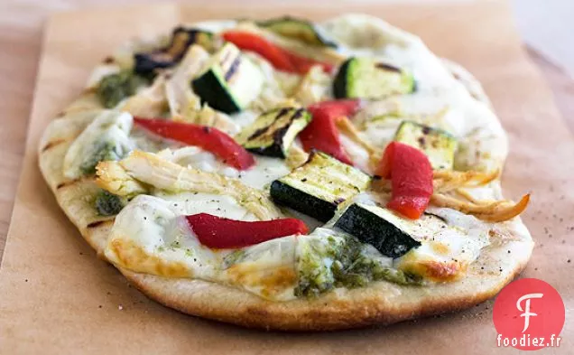 Pizzas Grillées Au Poulet, Courgettes, Poivrons Rôtis Et Pesto