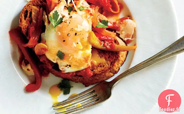 Oeufs Pochés à la Sauce Tomate avec Oignons et Poivrons