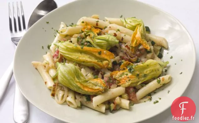 Pâtes Aux Courgettes, Fleurs De Courgettes Et Oignons Caramélisés