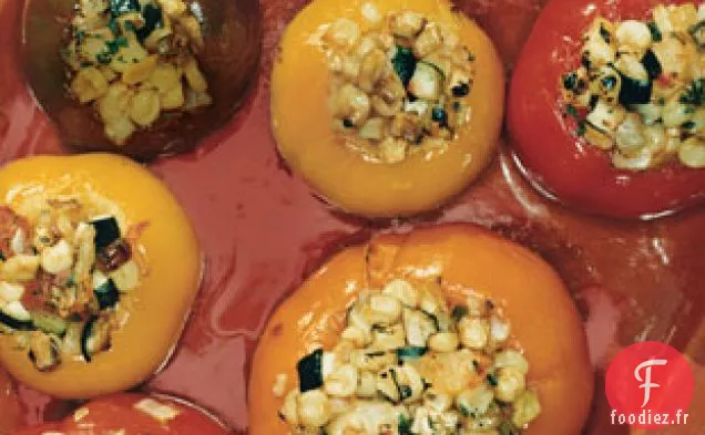 Tomates Anciennes Farcies De Succotash De Maïs Et De Courgettes